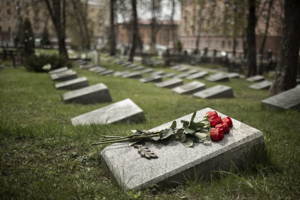 Image: Gravestone with flowers